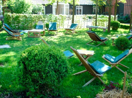 Foto Garten mit Liegestühlen